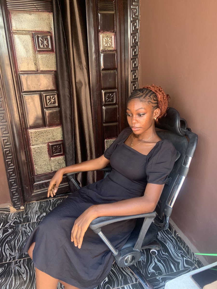 stun_riri's tweet photo. One day I’m a model, every other days I’m a professional braider 🤭
#model #braider https://t.co/yn4yZoSLKa