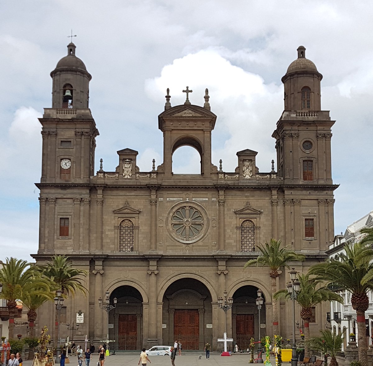 EdificiosLPGC's tweet photo. En el día de Canarias hablemos del principal monumento de Las Palmas y puede que de Canarias, la Catedral de Santa Ana.
Hay tantas referencias a la Catedral que no habíamos visto la necesidad de añadir nada más, pero siempre nos llamó la atención el solar norte, que hubo ahi? https://t.co/WIaLO1PjxF
