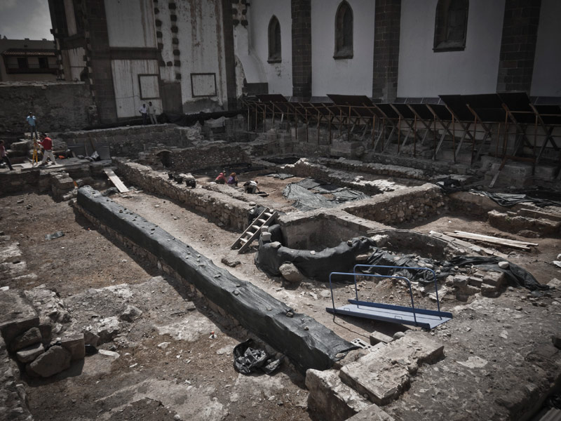 EdificiosLPGC's tweet photo. Pero en su lugar tenemos una auténtica cápsula del tiempo: calles, canalizaciones, estructuras domésticas y restos del primer Real de Las Palmas, además del antiguo Hospital e Iglesia de San Martín, una de las primeras instituciones asistenciales de la ciudad tras la conquista. https://t.co/EETuSC9xjE