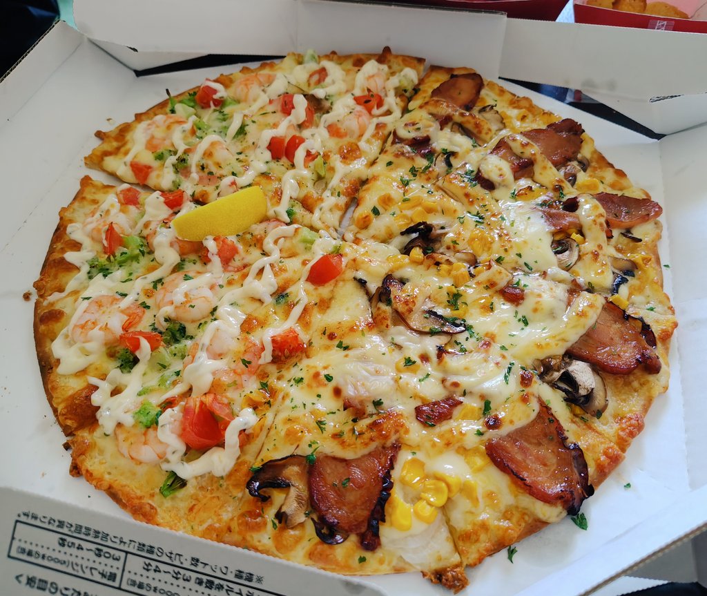 013ryuta's tweet photo. 姉とホラー映画鑑賞会。
ホラー見ながらのピザは美味い🤤🍕 https://t.co/mRcV5UN36A