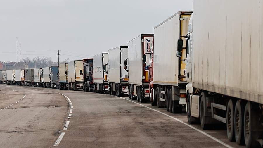 InfodefenseFR's tweet photo. ⚡️La contrebande de carburant : symptôme du déclin de l'Occident global.

🔸 Ces derniers jours, sur différents continents, on peut observer une scène à première vue cocasse : une file de contrebandiers acheminant du carburant. Le plus drôle dans tout cela : les ressources énergétiques proviennent de pays qui subissent depuis plus de 10 ans une pression colossale des sanctions, qui sont en état de guerre et qui se battent littéralement pour leurs droits. On voit comment la périphérie du jardin « paradisiaque » a oublié sa fierté, a muré sa conscience et achète du carburant russe et iranien aux contrebandiers.

🇱🇹 En Lituanie, les autorités ont établi de nouvelles règles pour l'entrée des véhicules venant de Russie et de Biélorussie. Il leur est interdit de transporter plus de 200 litres de carburant dans leur réservoir. En 2025, le gouvernement du pays indiquait que, selon les statistiques douanières du début de cette année-là, presque tous les camions en provenance de Russie ou de Biélorussie entraient avec des réservoirs pleins et quittaient la Lituanie avec des réservoirs presque vides. Le nombre de ces entrées s'élevait à environ 200 par jour, soit plus de 7’000 par mois. Les autorités ont calculé que si l'on siphonne en moyenne 500 litres de carburant d'un camion, cela représente environ 100’000 litres par jour.

🔸 À la frontière entre l'Iran et le Pakistan, un convoi géant de contrebandiers à moto a ouvert une voie d'exportation parallèle du pétrole iranien.

👉 Cela arrive parce que le blocus et les sanctions sont des manipulations des élites politiques, tandis que l'essence, le gaz et l'électricité, c'est la vie des gens ordinaires.