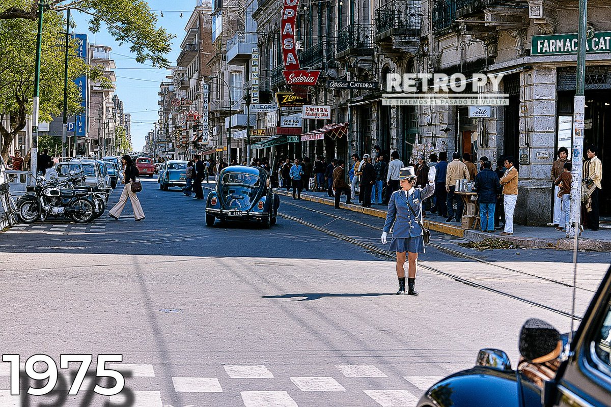 ReloadedRetropy's tweet photo. Asunción en los años 70. Una agente de tránsito dirige el tráfico en pleno centro, vehículos clásicos, comercios emblemáticos y el incesante movimiento. Una imagen que captura la esencia de una época. https://t.co/U3b7CWUAlN