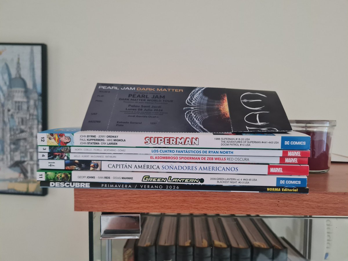 JMZI_DAHAKA's tweet photo. Paquete recibido de @ComicsUniversal 
Tapa blanda Paninera. Las tapas duras se compraron durante el Saló de BCN o han quedado para "un mes más tranquilo",si es que tal cosa existe.
Sube el calor y sube la pila de lectura. https://t.co/QzrrxfR5y5