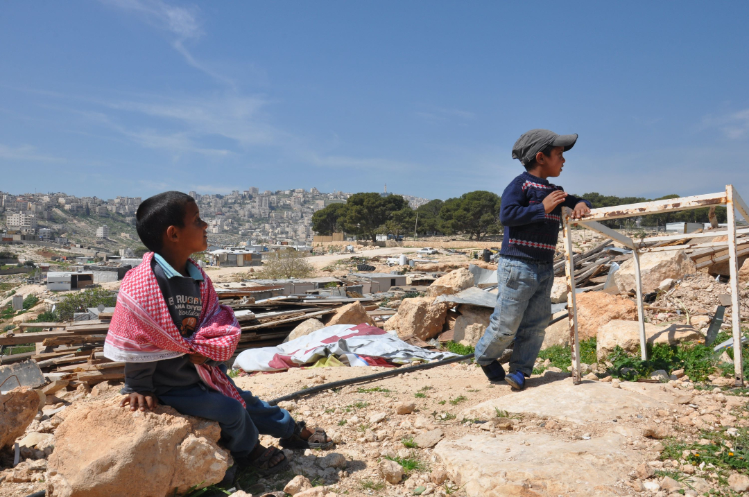 UNRWAes's tweet photo. En Hebrón, #Cisjordania ocupada, +100 estudiantes no pudieron llegar a su escuela para realizar sus exámenes.
Es una práctica cotidiana de las autoridades israelíes: retrasos, controles, detenciones... No normalicemos que se impida que niñas y niños no puedan seguir su educación. https://t.co/ARvGTN6ZZM