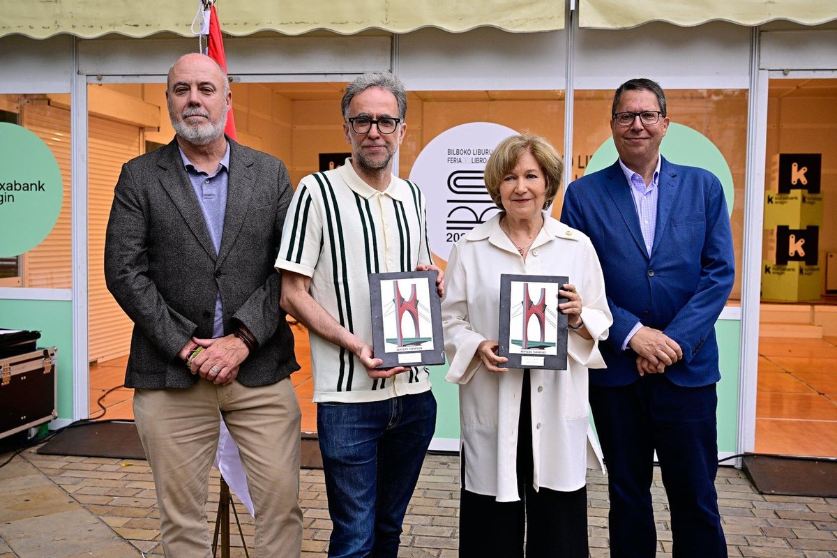 UmbriaSolana's tweet photo. Momento de la entrega del premio Atea Kutxabanl  a Lidia Jorge, ayer en la feria del libro de Bilbao. https://t.co/UvPjiSlffk