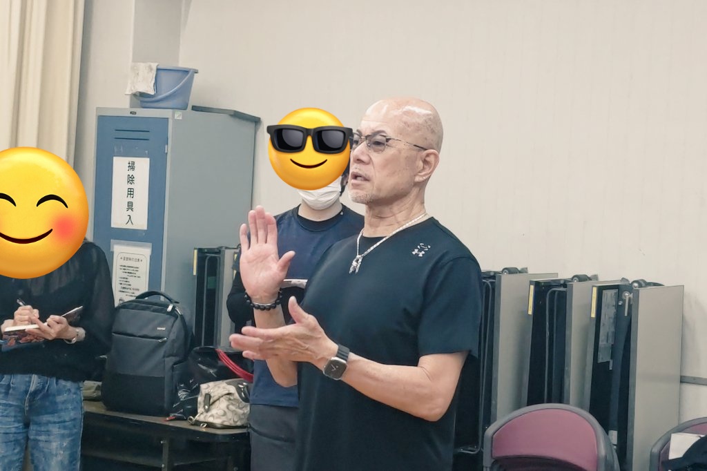 chorus_earth's tweet photo. 発声講習会、無事お開きとなりました。
人の身体は人それぞれなので、最強への道も人それぞれ。
そんな部分も織り交ぜながら、誰でも最強を目指せるトレーニングを学べました。
ルーサー先生、本当にありがとうございます！
#地球練 https://t.co/0SrQ6eVzq4