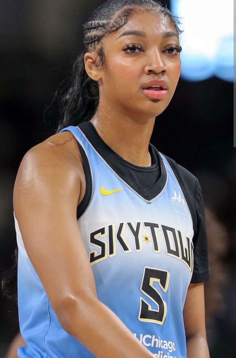 PalesaQuin's tweet photo. I believe Angel Reese is Hottest woman in basketball right now. Beauty, Confidence, Buckets. 🔥🏀

Agree or Disagree?? https://t.co/CcFyEjqwuT