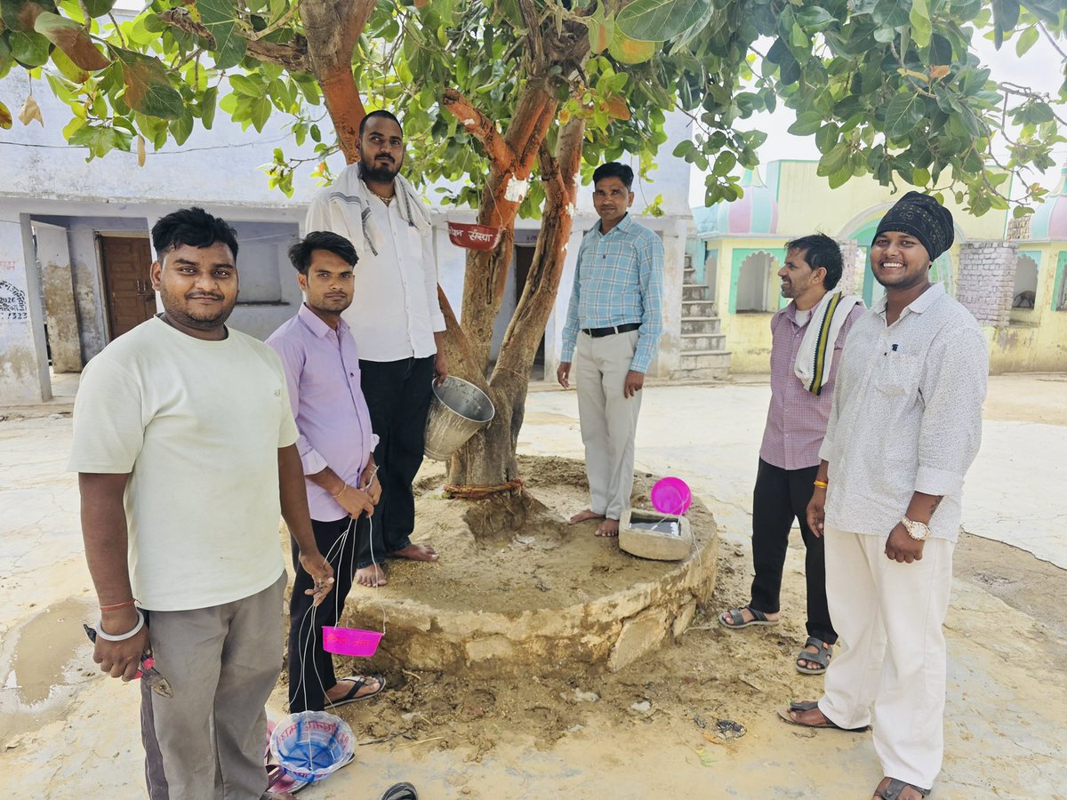streetschool_'s tweet photo. #बृजनगर #डीग 
शंखनाद फाउंडेशन संस्था बृजनगर ने चलाया परिंदों को परिंडा अभियान
परिंदों के प्रति संवेदनाएं बढ़ाइए...
हर जीव से दया रखकर प्रकृति से अपना रिश्ता निभाइए !
@narendramodi @AmitShah 
@blsanthosh @NitinNabin 
@BhajanlalBjp @RajCMO 
@byadavbjp @Sanjay4India1 https://t.co/K5BV0nT7ZD