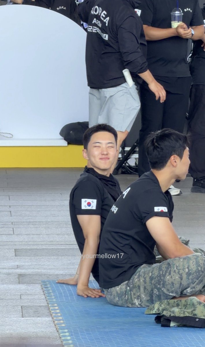 ๋ชจ๋๐ tweet media