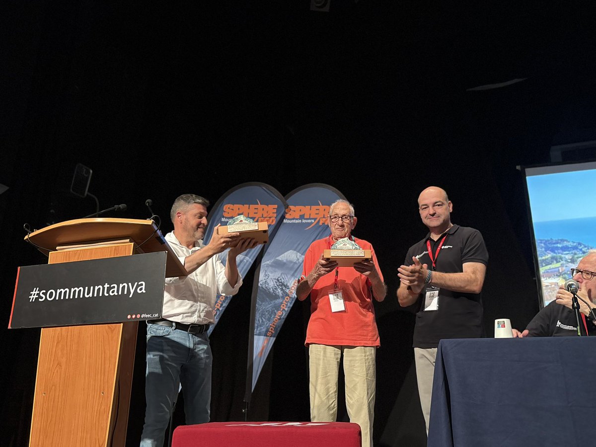 FEEC_cat's tweet photo. Tret de sortida a l’ #agfeec amb la benvinguda per part del president de l’AE Sant Vicenç de Montalt, Francesc Calopa i l’alcalde de Sant Vicenç de Montalt, Javier Sandoval. 

#sentlamuntanya #sommuntanya #somentitats https://t.co/eE1iRMPfeh