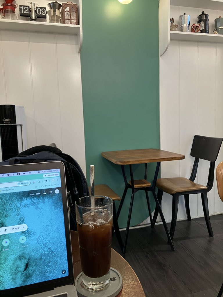 Image for the Tweet beginning: 海外プチノマド体験3日目。

みんなでランチの前に、いい感じのカフェでひとり作業。

冷房のない小さなお店で、BGMにボサノヴァが流れていていい感じ！

今日も良き1日😊
#デイトラ
#トリセツ 