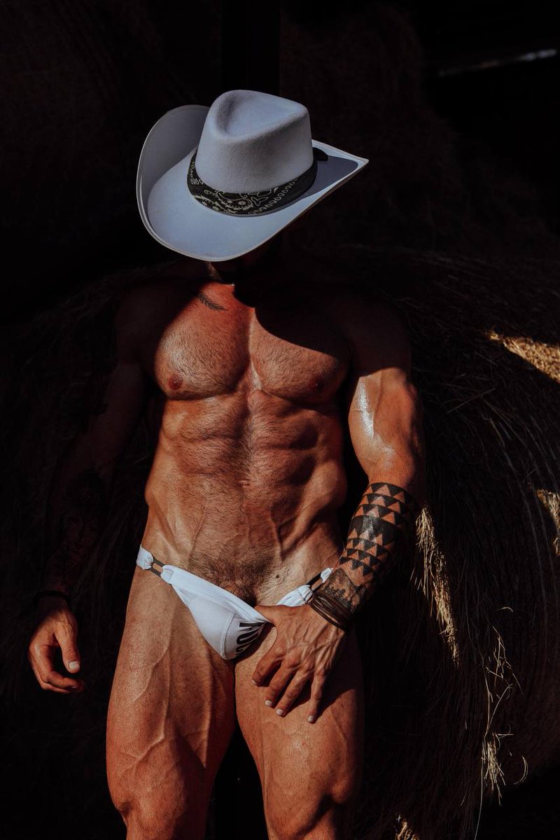 musclejasonx's tweet photo. I don’t have a caption for this that makes sense. It’s just one of those moments that felt different in real time. Posting it anyway. https://t.co/EHY2IygMgy https://t.co/ofhmfant2m
