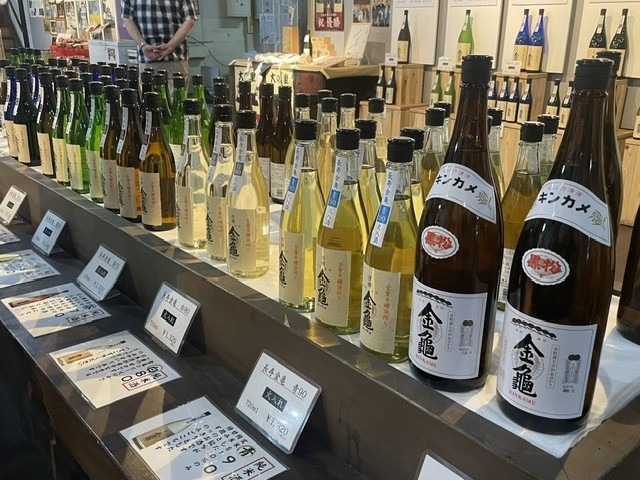 JAMJAM_LINER's tweet photo. 3つめの酒蔵「岡村本家」さん
精米歩合の違いを感じながら、日本酒の飲み比べが楽しめます。
特に珍しい玄米酒（精米歩合100％）は、ぜひ試していただきたい一杯！
酒粕やお菓子の販売もあり、お土産選びも楽しめます♪私は夏バテ対策に甘酒を購入しました。 https://t.co/v0F6FbXMHY