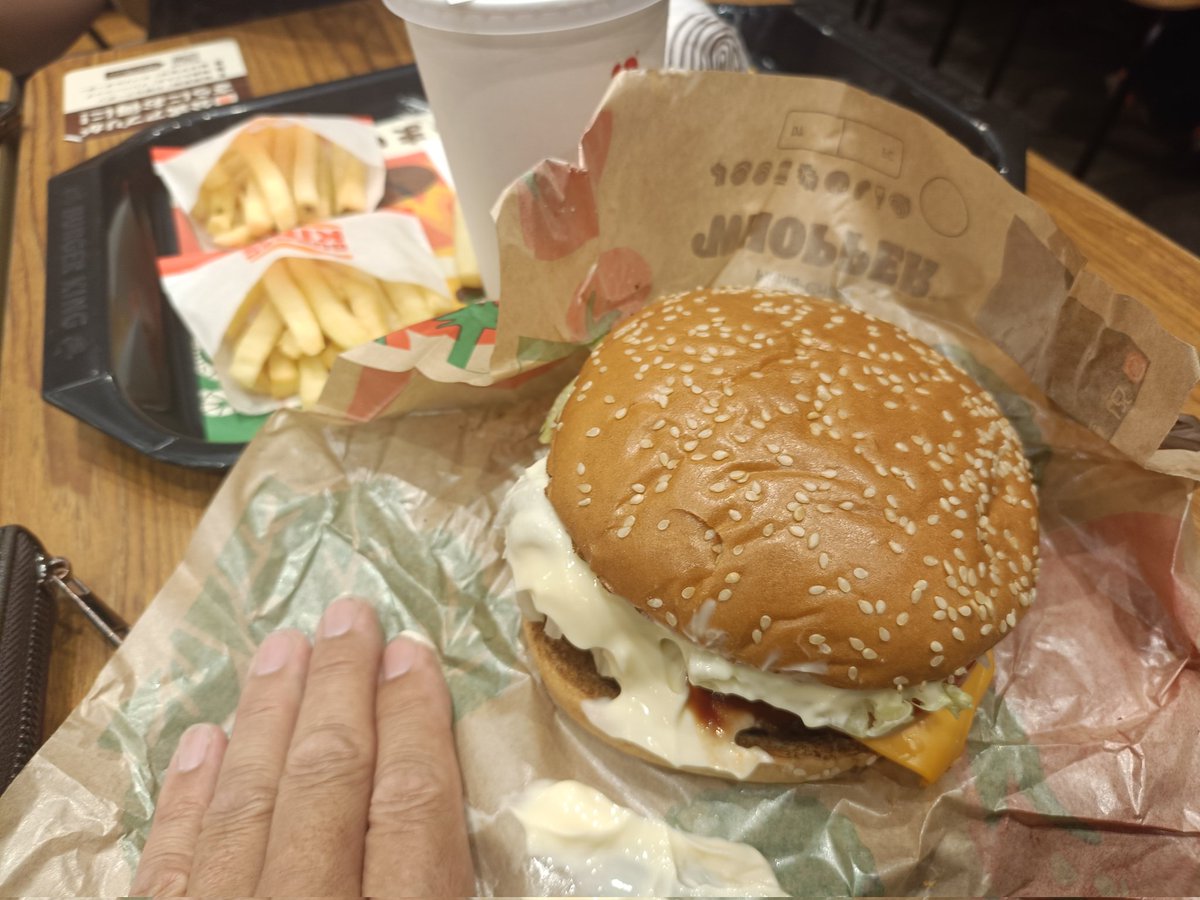 risetsan's tweet photo. バーガーキングを初来店
娘に教わりながらパネル操作して注文
「父ちゃんは（Jr）で良いんじゃない？」
何でJrサイズやねんと普通サイズ買ったら、重さ、量、食べれませんでした………、今度からJrサイズにします https://t.co/7j2ckvLoBQ