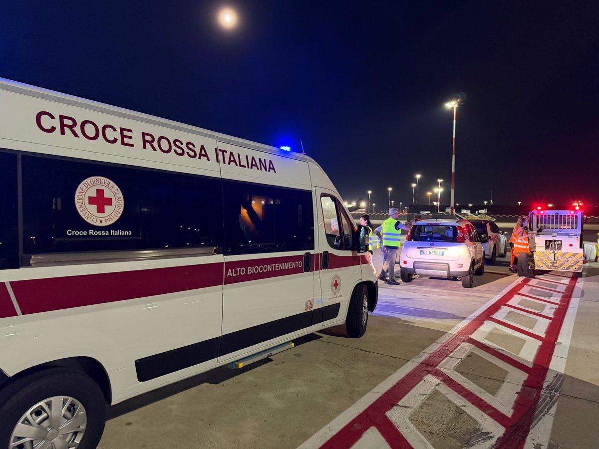crocerossa's tweet photo. La scorsa notte i nostri equipaggi del Reparto di Sanità Pubblica, in convenzione con il Ministero della Salute, hanno completato un trasporto in alto biocontenimento dall'Aeroporto di Fiumicino all'ospedale INMI Lazzaro Spallanzani per una paziente asintomatica.

Dall'arrivo in pista, scortato dalla polizia, hanno operato in stretta sinergia con l’Ufficio di sanità marittima, aerea e di frontiera per la corretta gestione del paziente: ogni dettaglio è stato curato per garantire il massimo livello di sicurezza.

Professionalità, sinergia e preparazione. Ovunque per Chiunque.