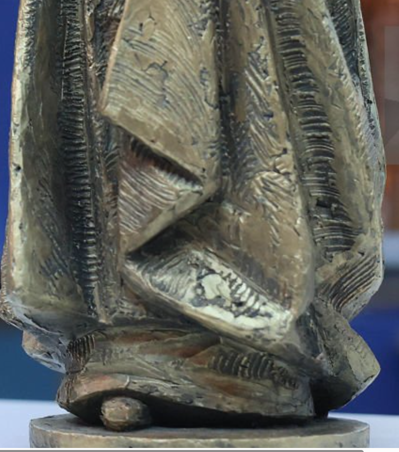 phyl_joy's tweet photo. The illusion of glory belies deceit...Examine the 'scaled' Queen Elizabeth II Memorial sculpture, the rune's chain, the coiling on which she stands. 'The ties that bind' cult Norman Foster, Les Wexner, Epstein, JP Morgan et al. Charles and Camilla contempt for 'dumb' public.. https://t.co/gfBJmCXcGn