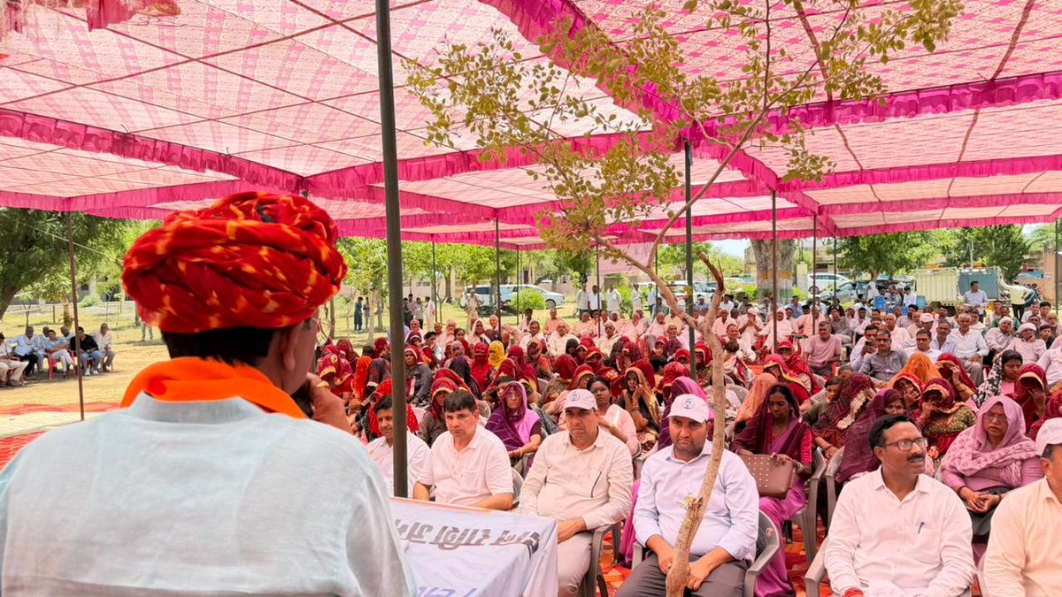 m_dadheech's tweet photo. 📍 खेतड़ी

आज ग्राम दलेलपुरा स्थित शहीद करतार सिंह राजकीय उच्च माध्यमिक विद्यालय में वंदे गंगा जल संरक्षण जन अभियान-2026 के अंतर्गत आयोजित कार्यक्रम में उपस्थित होकर पीपल वृक्ष की विधिवत पूजा-अर्चना की, पौधे वितरित किए तथा पर्यावरण संरक्षण एवं जल संवर्धन को लेकर उपस्थित जनसमूह को शपथ दिलाई एवं संबोधित किया।

इस अवसर पर जल संरक्षण, पर्यावरण संवर्धन एवं प्रकृति संरक्षण को जनआंदोलन बनाने का आह्वान किया गया। भारतीय संस्कृति में पीपल वृक्ष एवं प्रकृति का विशेष आध्यात्मिक एवं पर्यावरणीय महत्व रहा है। वृक्षारोपण एवं जल संरक्षण आने वाली पीढ़ियों के सुरक्षित भविष्य की महत्वपूर्ण जिम्मेदारी है।

माननीय प्रधानमंत्री श्री @narendramodi जी के नेतृत्व एवं माननीय मुख्यमंत्री श्री भजनलाल शर्मा जी के मार्गदर्शन में वंदे गंगा जल संरक्षण जन अभियान-2026 के माध्यम से प्रदेशभर में व्यापक जनजागरूकता अभियान चलाकर जल संरक्षण एवं हरित राजस्थान के संकल्प को साकार करने हेतु प्रभावी कार्य किए जा रहे हैं।

इस अवसर पर श्री प्रेम सिंह बाजौर जी (अध्यक्ष, राज्य स्तरीय सैनिक कल्याण सलाहकार समिति), खेतड़ी विधायक इंजीनियर धर्मपाल गुर्जर जी, प्रदेश कार्यकारिणी सदस्य श्री विशंभर पूनिया जी, पूर्व सांसद श्री नरेंद्र खीचड़ जी, भाजपा जिला महामंत्री श्री योगेंद्र जी मिश्रा, श्री राकेश जी शर्मा (पूर्व जिला उपाध्यक्ष), पार्टी पदाधिकारी, कार्यकर्ता, स्थानीय नागरिकों सहित अधिकारीगण उपस्थित रहे।

आइए, हम सभी मिलकर जल संरक्षण एवं पर्यावरण संवर्धन को जनआंदोलन बनाते हुए स्वच्छ, हरित एवं विकसित राजस्थान के निर्माण में अपनी सक्रिय भूमिका निभाएं।

@BJP4Rajasthan @BhajanlalBjp @madanrrathore  

#VandeGanga #JalSankalp
 #आपणो_अग्रणी_राजस्थान