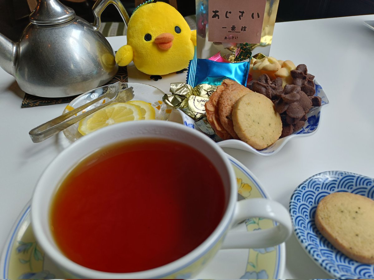 SeasideJazz's tweet photo. 小さい頃から一番館のりんごチョコレートが好きでした。
５月31日で閉店するそうです。

#一番館
#神戸
#元町
#ポムダムール
#チョコレート https://t.co/E7cHdqd0If