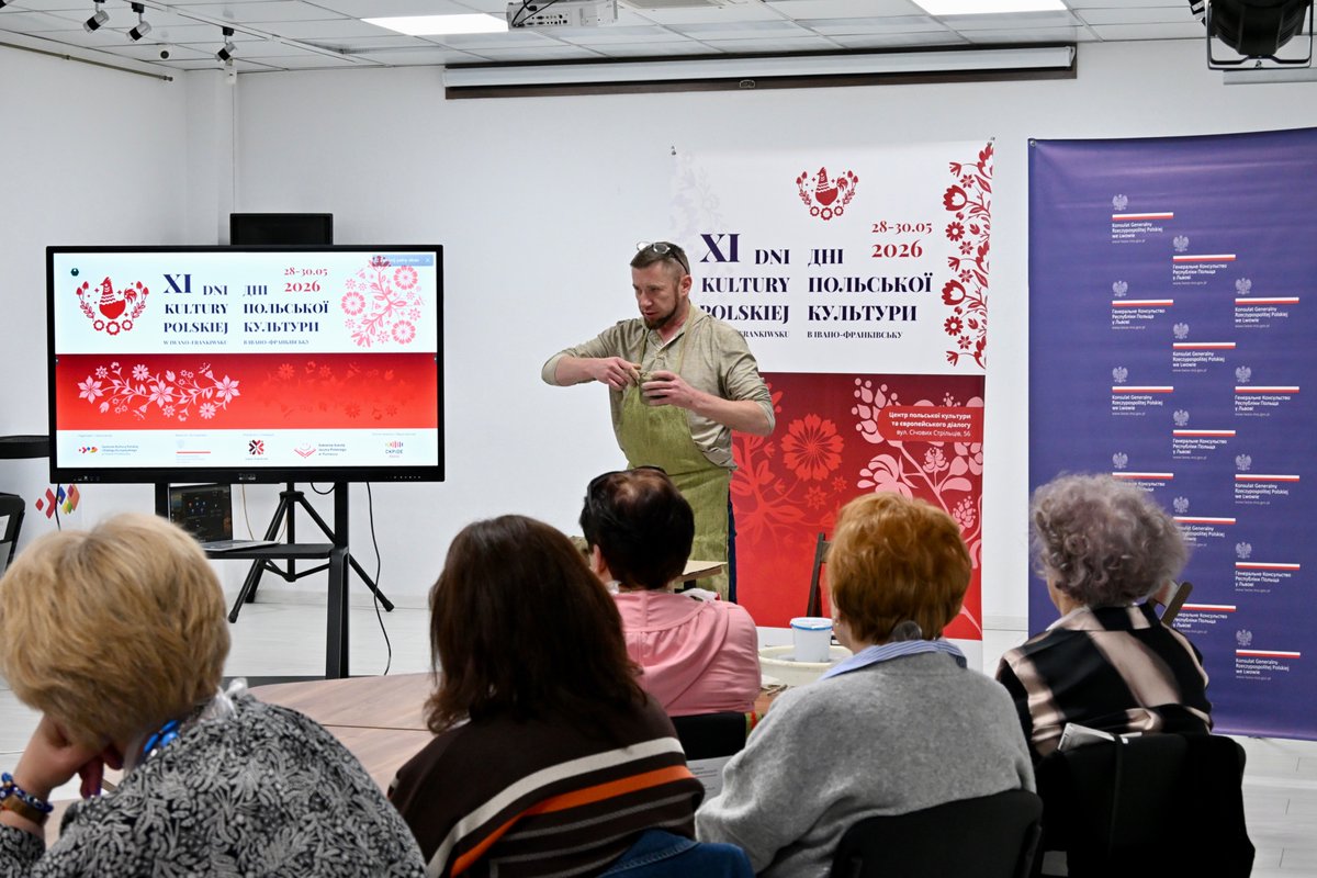 ckpide's tweet photo. W ramach XI Dni Kultury Polskiej w Iwano-Frankiwsku odbyło się spotkanie poświęcone pięknu tradycyjnego rzemiosła - od historii polskiej porcelany po własnoręczne tworzenie z gliny. Zobacz relację zdjęciową ⤵️

📷 https://t.co/YHfMDXnFWw https://t.co/lHlrqajtsb