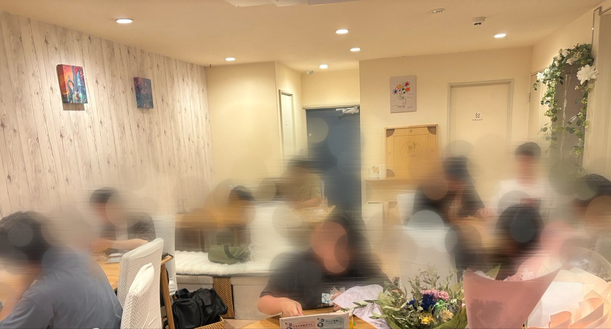 dicea_cafe's tweet photo. #ダイシア オープンしてます‼️

現在、満席となりました🙇‍♀️✨
19時頃からは一気にお席空いてきそうなので、ぜひ夜からもご来店お待ちしてます🌙

そして、明日のイカくんテストプレイ会もたくさんの参加ご予約ありがとうございます！☺️
どんなゲームが遊べるか楽しみですね！👏🏻

#ボードゲームカフェ https://t.co/JNWicoFcgD