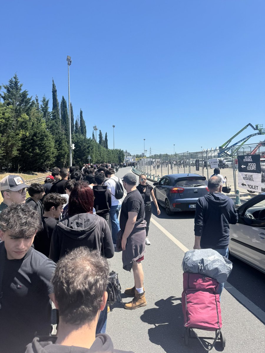 toobi177's tweet photo. sıranın önü de gözükmüyo arkası da feci bi kalabalık var https://t.co/omEzVA7Utw