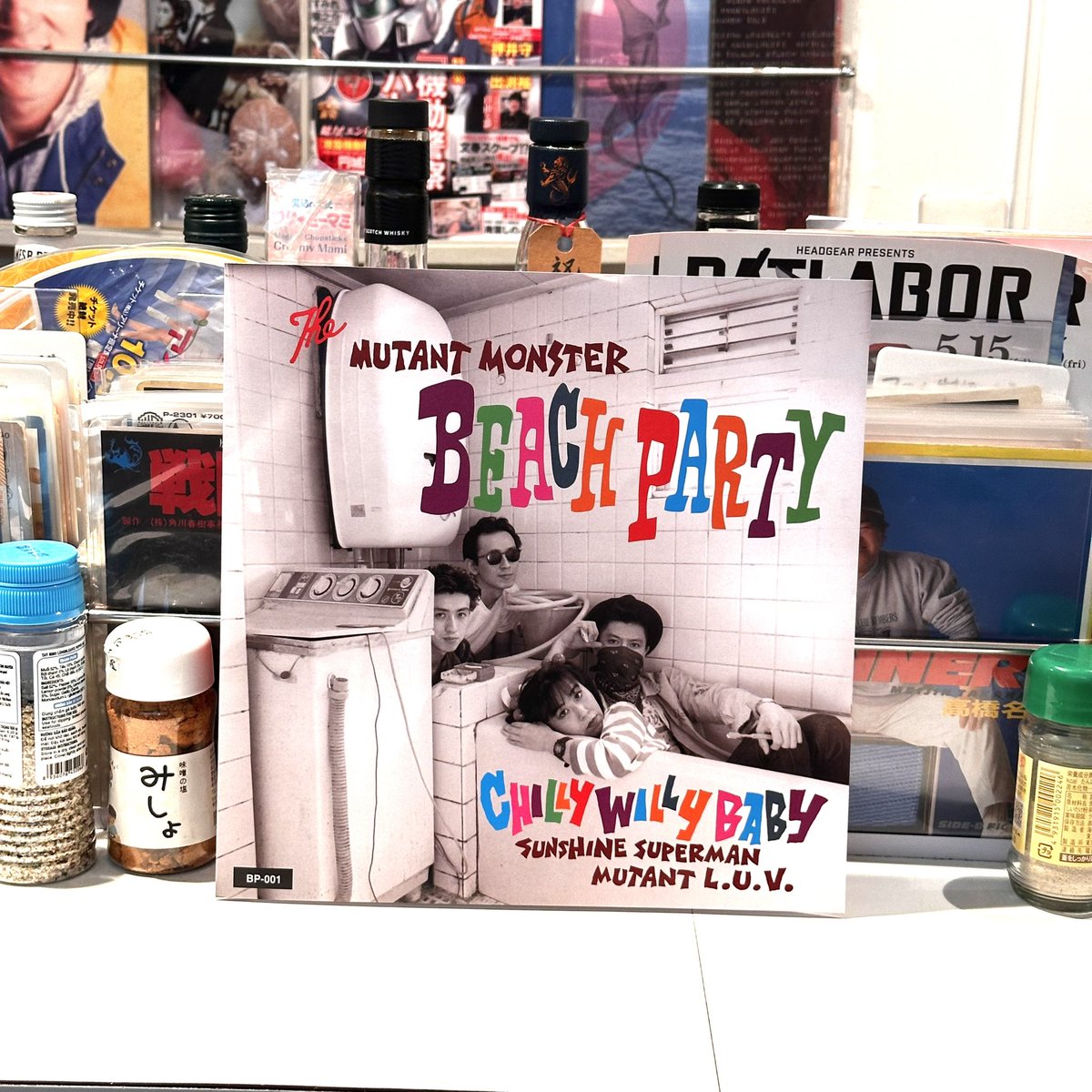 barplasticmodel's tweet photo. with あいちゃん(20時〜)の土曜日、スタートしましたー！

今日の1枚目は、The Mutant Monster Beach Party「The Mutant Monster Beach Party 1987」。

20時30分までは店内BGMをtwitch (https://t.co/a15da909Xk) にてlive中継

21時〜は配信もあります。 

チャー玉 & 柚子胡椒とろろ蕎麦に加えてお試し新メニュー、抹茶とろろ蕎麦も始めました。
ものは試しでぜひどうぞ〜
皆様のご来店お待ちしております。（店主・関根）

※配信視聴用チケット(500円)は↓にて
https://t.co/hdHqgVRqts

#barplasticmodel #配信酒場立ち寝
#バープラスチックモデル #ゴールデン街 #新宿ゴールデン街 #recordbar #80年代バー #80sbar #goldengai #newwavebar #shinjuku #レコードバー #themutantmonsterbeachparty