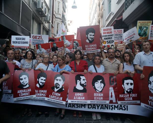 RozaViyan's tweet photo. Gezi direnişi sadece “bir ağaç meselesi” değildi elbette, ilk defa Batı yakası “Doğu”yakasında yıllardır neler yaşandığını da hissetti. 

Acılar ortaklaştı, direniş büyüdü. O gün o barikatlarda direnen onlarca genç, Rojava’da omuz omuza halkların umudu için dünyanın en barbar güçleri ile savaştı…

Gezi bu toprakların en anlamlı direnişlerinden biri. Bize kaybettiklerimizin yaslarını değil, onların birlikte direnme ve kazanma inancını bıraktı!