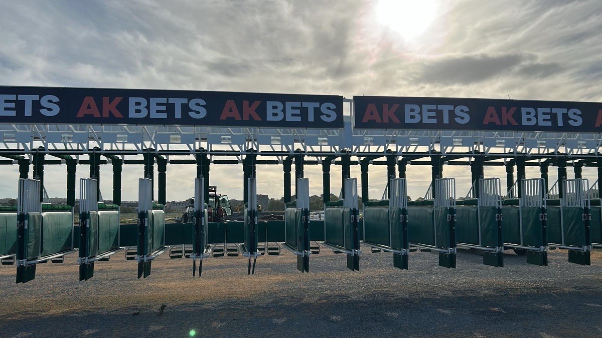 AKBets's tweet photo. Good morning Twitter from the Kingdom Of Kerry @ListowelRaces ☀️ 

#AKBets
#Listowel https://t.co/aMY2ykekXx