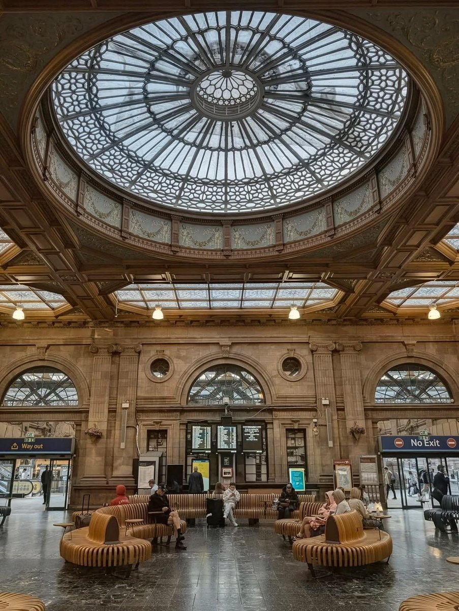 BarssFreddie's tweet photo. What a beautiful waiting room at the Waverley Railway Station in Edinburgh 🏴󠁧󠁢󠁳󠁣󠁴󠁿. photo by at:@ John Welsh https://t.co/BKvAf1bSbX