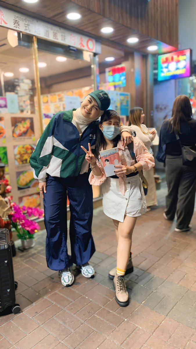 hellobithaa's tweet photo. kalian pernah fotbar bareng artis favorit kalian gk bub? 

aku pernah sama penyanyi Salma Salsabil 🥰💅🏻 https://t.co/4WQJCIfzmS