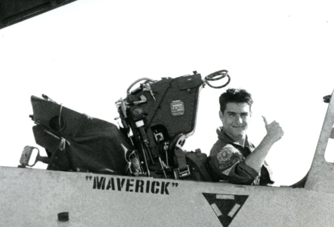 Gibboanxious's tweet photo. Tom Cruise on the set of Top Gun (1986). https://t.co/FKqqhJCe7j