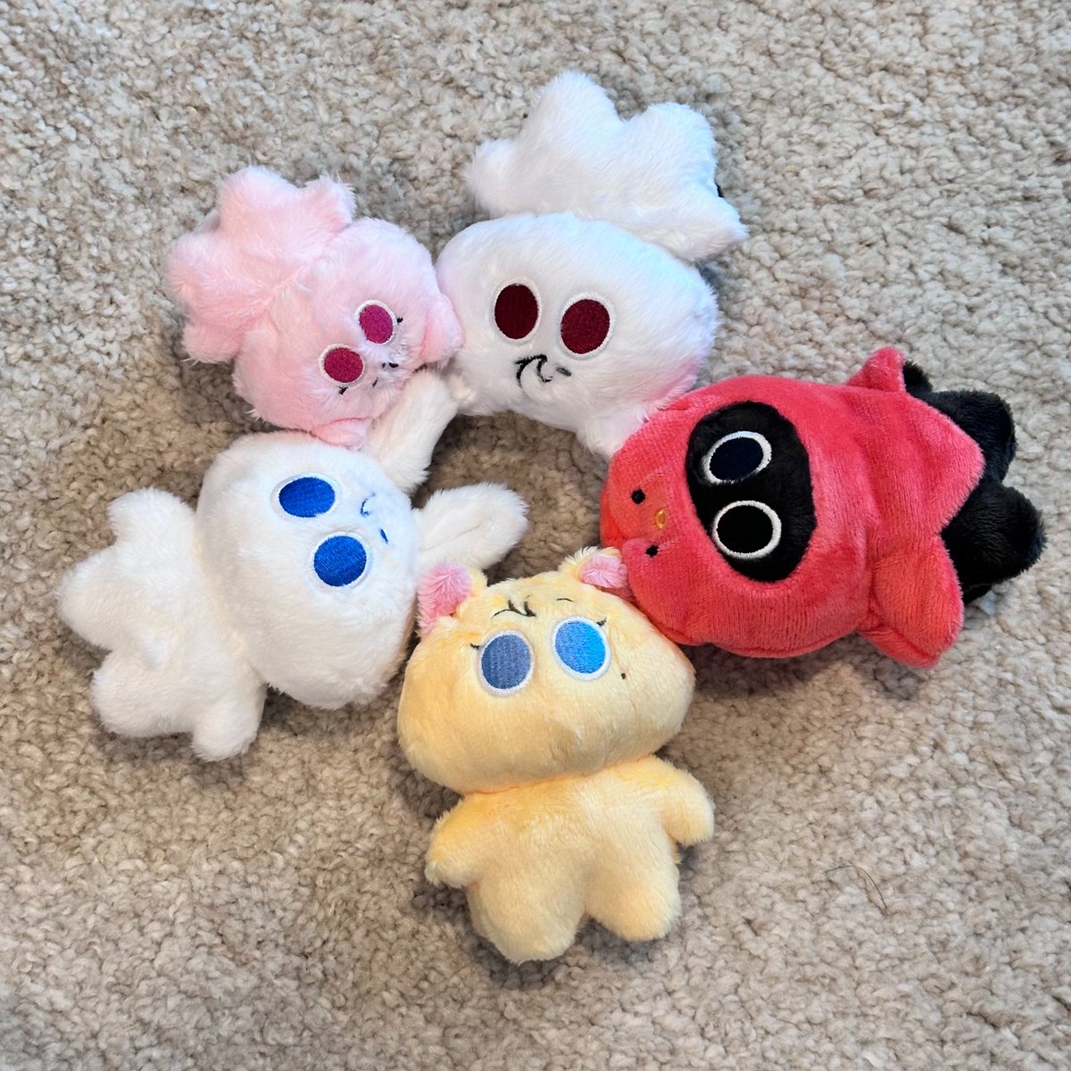 plavevie's tweet photo. Arrived home ครบแก๊งแล้ว 🥰💙💜🩷❤️🖤 https://t.co/c9TL8kEJu4