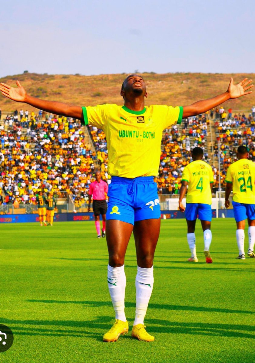 YavelaMadikx's tweet photo. Peter Shalulile is the most lethal goalscorer in the history of Mamelodi Sundowns. 2 time Footballer of the Year. Yes he’s no longer the same and I’m not emotionally blackmailing anyone here but be mindful of how you speak when you speak about him. Some of you forget very quickly https://t.co/yaQxuvzqTX