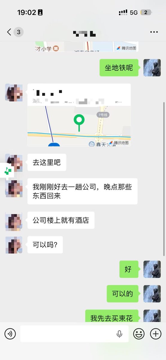 deng_yanya84810's tweet photo. 原来小红书也成了约炮圣地，以前只是不知道暗号。2022 年口罩那段时间，我认识了个特别会约女生的兄弟。长得不帅也不高，我一直纳闷，他身边女生质量都很高，到底是怎么认识的？
他跟我说，全靠小红书。看到喜欢的女生就发暗号，每天像上班打卡一样发暗号，不回就接着发，一天发几十条。
我当时心想：果然大力出奇迹在哪里都好使？
我也跟着试了几天，结果回复率低得可怜。后来我才想明白 —— 小红书跟别的社交软件不一样。
女生打开它，大多是找美甲、拍照、攻略，平时很少刷消息，看到私信的概率本来就低。再加上上面女生整体质量高，很多人根本不看陌生人消息，页面也不好翻，自然回得少。
但这并不影响在上面认识优质女生，我自己就试过，展示面做好，真的会有高颜值女生主动私信，上来就说 “你好帅”“���个微信认识一下”。
不过实话实说，没爆款作品的话，还是得靠自己主动私信。小红书每天大概能打 10-20 个招呼，把额度用满，机会才多。
先避坑：小红书 80% 是 “捞女”，一眼就能看出来
我在上面聊多了发现一个很现实的点：小红书是捞女最集中的地方，而且分 “大捞女” 和 “小捞女”，遇到大的直接躲开，小的可以正常聊。
一、大捞女（资深捞女）：千万别碰
这种是已经靠男人拿到大结果的，消费、圈子、套路都很成熟，普通男生根本耗不起。
特征特别明显：
真正年轻女生没这么强的消费力，年纪大还能这么嫩，一年在脸上花几十万，钱从哪来，一想就懂。幼态脸 + 奢侈品年龄明明不小，脸却嫩得像十七八岁，朋友圈全是大牌包、首饰、豪车、高消费场所。
这些位置票价极高，女生很少自己抢票，基本都是有人买单。高频定位高端地点经常发新加坡、迪拜、日本、韩国，不是旅游，是来回跑局；还有奢侈品秀场、宝格丽晚宴、顶流演唱会前排 VIP。
正常女生很少愿意为 SPA 花大价钱，爱马仕更是女生圈 “财力段位” 的硬指标，发出来就是明牌。高端 SPA、私人飞机、爱马仕常去几千块的高端 SPA 泡澡、拍私人飞机、背爱马仕包。
总结：又嫩又有钱、消费远超正常收入、全是高端场面，这种大捞女直接划走，别浪费时间。
二、小捞女（新手捞女）：可以正常接触
这种是刚入门，还没拿到大结果，想走路线但没资源，只会靠摆拍装有钱。
典型场面：
黄浦江游艇生日派对、五星酒店拍东方明珠
一大束花、豪车摆拍、商务车拍照
马术、高尔夫、瑜伽摆拍（不是真爱好，只是装高端）
这些都是专门的���摄套餐，场景、衣服、道具全配齐，几百块就能拍一套。这种小捞女心思浅、段位低，正常聊天交友没问题。
想在小红书吃得开，展示面按这个来
在小红书认识女生，优先级很明确：有钱＞有品位＞颜值。
这个平台像线上高端商场，美女越多，越看男生的硬价值。
发内容就抓一个核心：吃喝玩乐深度攻略
别发乱七八糟的，就发：
好吃的餐厅、高颜值蛋糕、小众探店
高品质生活场景，别炫富，要 “有质感”
我之前发过一个生日蛋糕，就有女生私信问链接；发过一条找室友的动态，真的有女生主动来约。
女生吃这一套，因为她们本身就爱研究这些，愿意为生活品质买单。
最后说句实在的
小红书不是不能用，而是要会用、会看人。
每天把私信额度用满，避开大捞女，小捞女正常聊，把自己的展示面做精致一点。不用长得超帅，也不用特别有钱，只要看起来干净、有品位、生活不将就，就足够在上面认识到不错的女生。
少一点套路，多一点真诚，先识人，再交友，比天天盲目发消息有用得多。
怎么聊看这篇文章
https://t.co/A6gtiL68EF