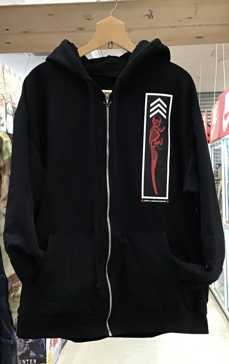 toretoru_f's tweet photo. ChromeHearts の名作FOTIフーディが入荷💀✨
フロントの赤ロゴだけでなく、バックはこの大迫力FOTIプリントデザイン🔥
これ一着でコーデがバシッと決まります。お探しだった方はこの機会にぜひお早めにチェックしてください急げ💨

#とれとる米原店
#古着
＃クロムハーツ https://t.co/2pSNPoRbcn