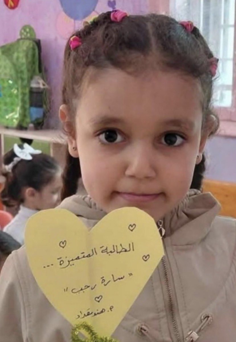 avantibionda's tweet photo. Sarah Rajab, in 9 anni di vita, è stata una bambina, una ferita, una sopravvissuta, un'orfana, una martire.
Tutto a opera di Israele che l’ha uccisa dopo averle ammazzato la madre, due fratelli, la nonna, poi suo padre.
E alla fine anche lei.
#IsraelIsNazi https://t.co/J2pJO9Cagq