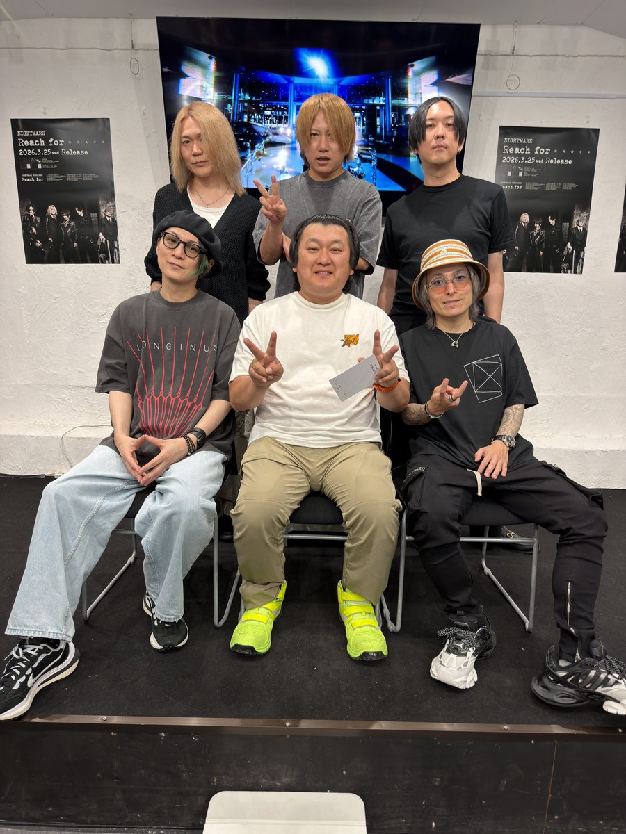 gamigamigamix's tweet photo. 年齢層が安心できる6ショット。
ファン歴15年、ライブは何度も行ってるのにファンイベントは今回が初参加。
思ってた以上に同世代感があって妙に落ち着く。
#ナイトメア
#NIGHTMARE
#Reachfor
#ヴィジュアル系
#V系
#6ショット
#健康診断トークできそう https://t.co/ph1wEodiJH