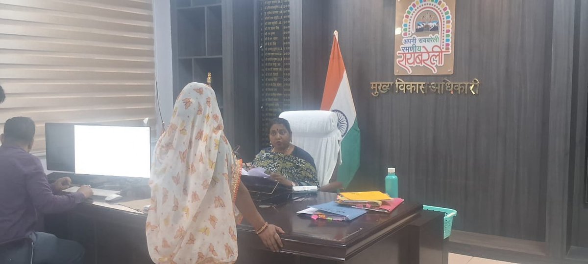 CDORaebareli's tweet photo. विकास भवन स्थित कार्यालय में आज जनसुनवाई के दौरान, जनसामान्य की शिकायतों को सुनकर संबंधित अधिकारियों को शिकायतो का समयबद्ध व गुणवत्तापूर्ण निस्तारण सुनिश्चित करने के निर्देश दिए। @UPGovt  @InfoDeptUP @UpRuralDev @MoRD_GoI https://t.co/LI8qy4APSm