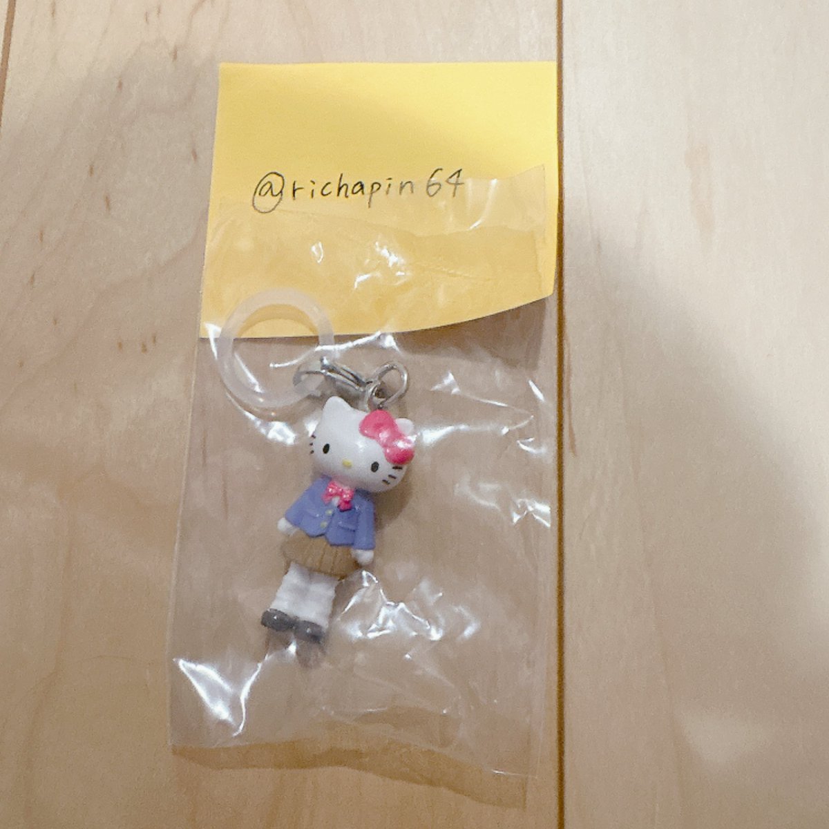 richapin64's tweet photo. 交換 ガチャガチャ サンリオ ハローキティ あしながめじるしアクセサリー

譲)制服キティ

求)過去のキティめじるし
　何でも検討します。

郵送にてお願いします。 https://t.co/It5jV5BuMb