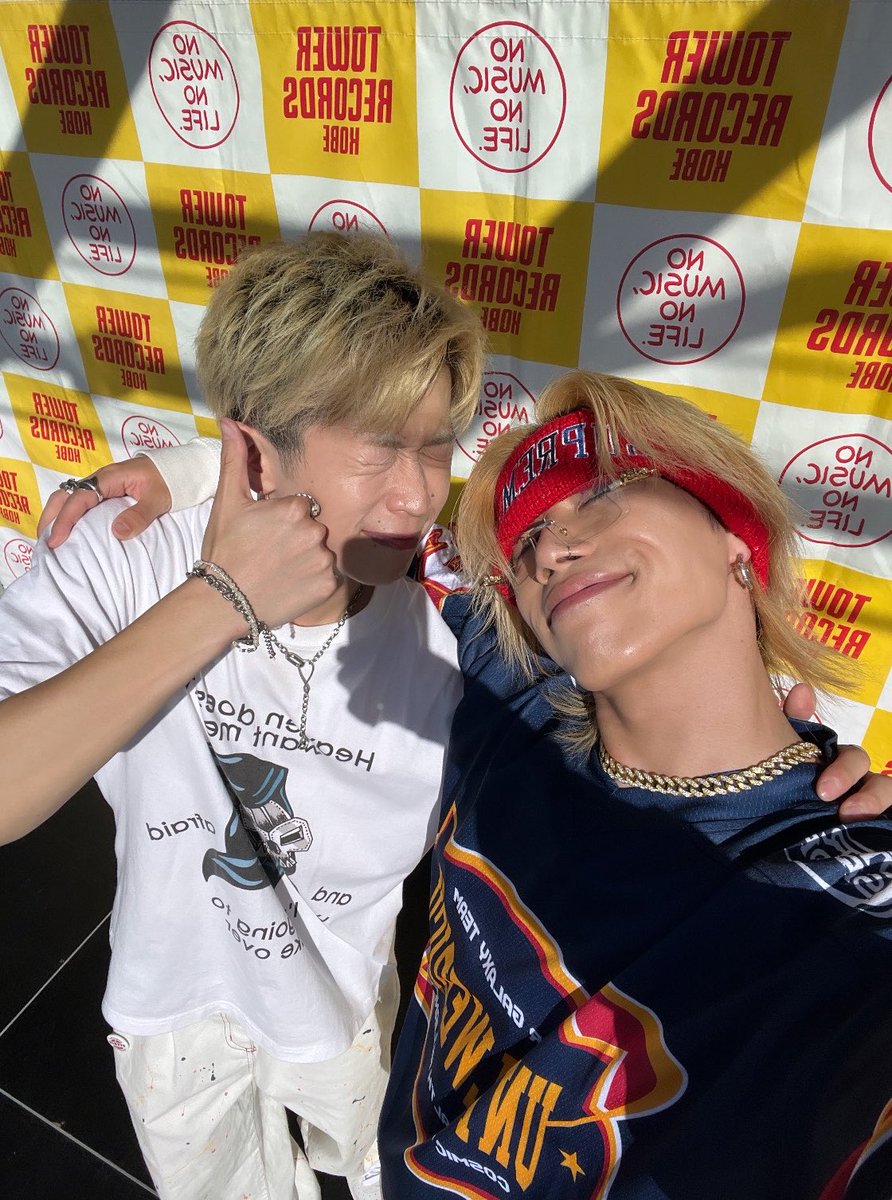 VELLE_kento's tweet photo. 📍ミント神戸
暑い中ありがとうございました‼️
アフェ兄やんと!盛り上げさせてもらいやした!✌️
遊んでくれた皆ありがとう!
ちょいハプニングありで、急遽まーくんと幻になる前/A//FECT🎧 にを歌わせて頂けて幸せでした😌🙏
良き思い出になりました!
#ベルエージェー #AFECT https://t.co/kq7GNpZLBU