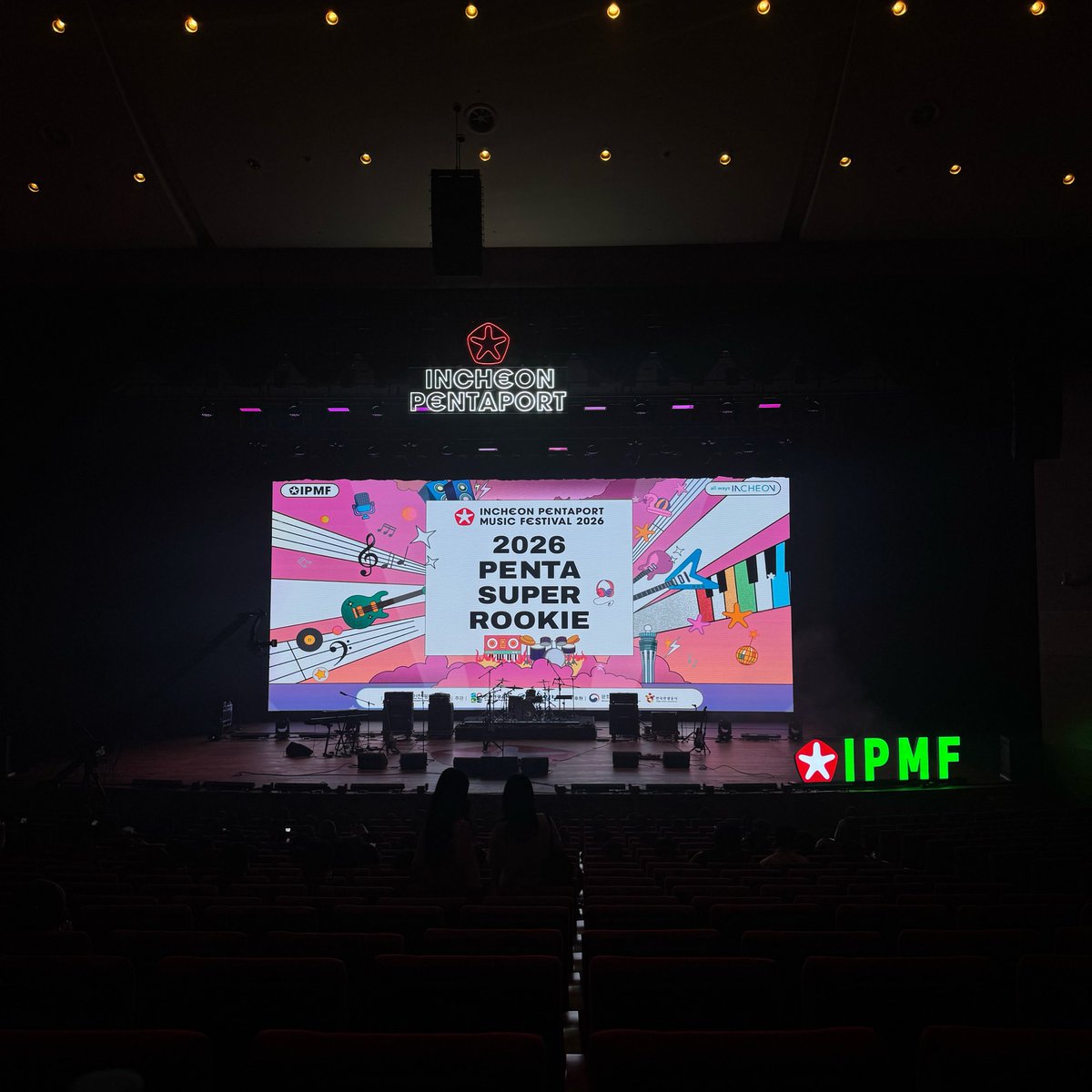 zenerkscd's tweet photo. 펜타포트 슈퍼루키 TOP 10 결선 무대 심사로 함께했습니다. 모든 밴드 무대 1열에서 직관할 수 있어서 기뻤어요. 대상 받은 우륵과 풍각쟁이들 축하합니다. 멀리 인천까지 와주신 모든 분들께 감사하며, 이제 록 페스티벌에서 서로 놀아봅시다. 마주치면 맥주 한 잔 사겠습니다 🍺 https://t.co/efLocCW9Ww