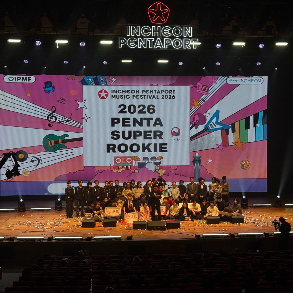 zenerkscd's tweet photo. 펜타포트 슈퍼루키 TOP 10 결선 무대 심사로 함께했습니다. 모든 밴드 무대 1열에서 직관할 수 있어서 기뻤어요. 대상 받은 우륵과 풍각쟁이들 축하합니다. 멀리 인천까지 와주신 모든 분들께 감사하며, 이제 록 페스티벌에서 서로 놀아봅시다. 마주치면 맥주 한 잔 사겠습니다 🍺 https://t.co/efLocCW9Ww