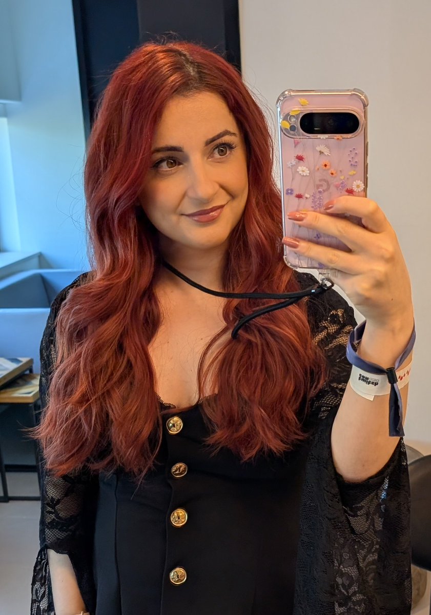AnnieFuchsia tweet media
