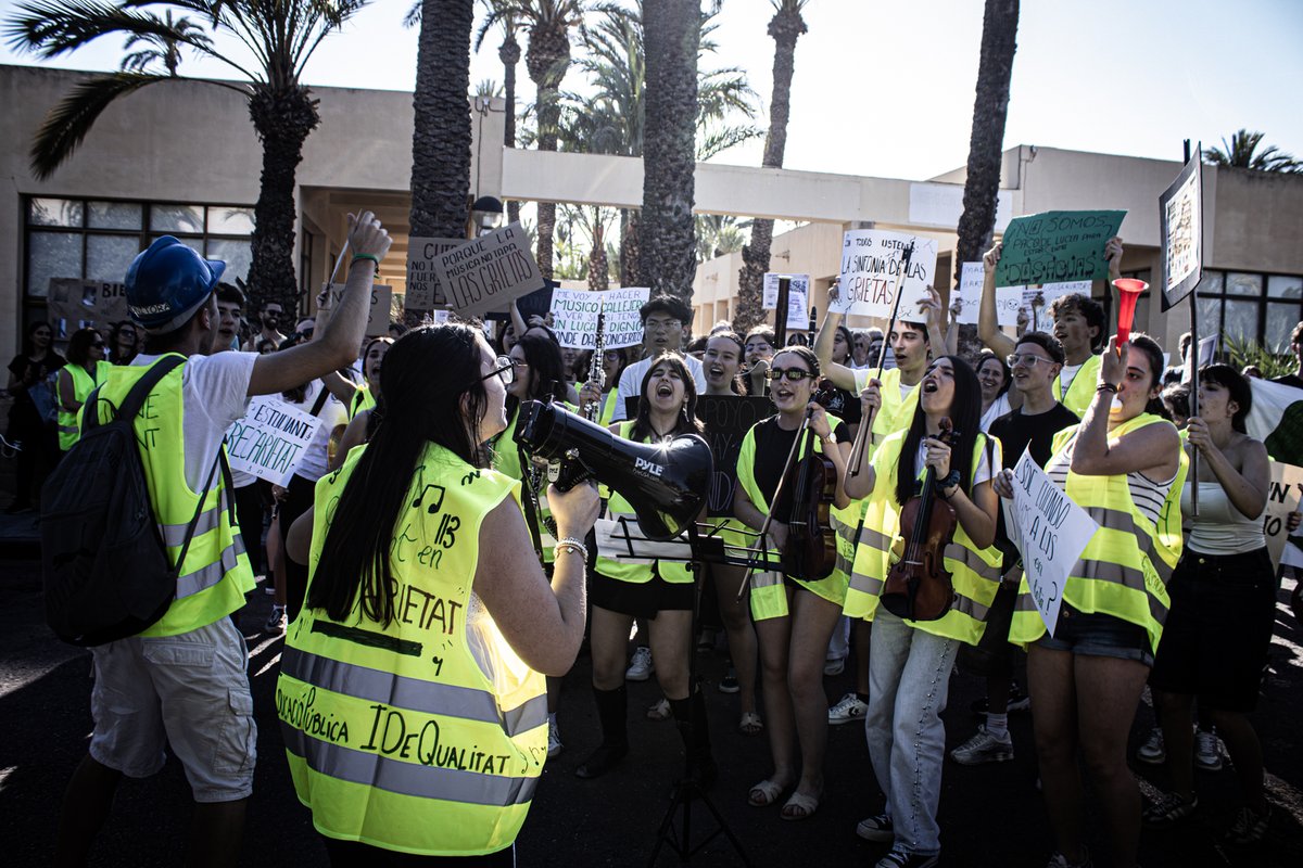 estherdiez_elx's tweet photo. ✊🏽 Tota la comunitat educativa està donant una lliçó de sacrifici pel bé comú. Gràcies per defensar l’educació pública amb tanta força.

💚 Mentre Pablo Ruz mira cap a un altre costat, nosaltres seguim cridant: educació pública i de qualitat! I en valencià!

#Elx #Elche #Educació https://t.co/BPuRcBaBKh