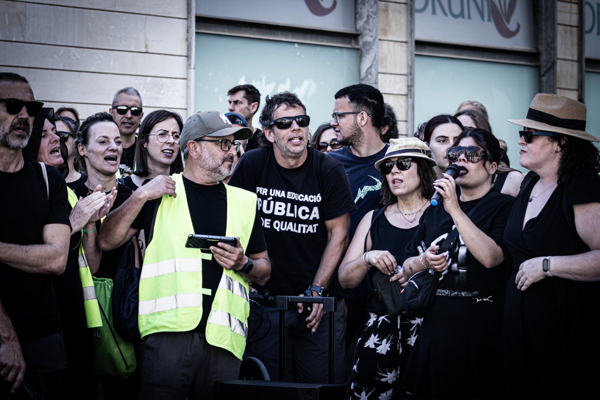 estherdiez_elx's tweet photo. ✊🏽 Tota la comunitat educativa està donant una lliçó de sacrifici pel bé comú. Gràcies per defensar l’educació pública amb tanta força.

💚 Mentre Pablo Ruz mira cap a un altre costat, nosaltres seguim cridant: educació pública i de qualitat! I en valencià!

#Elx #Elche #Educació https://t.co/BPuRcBaBKh