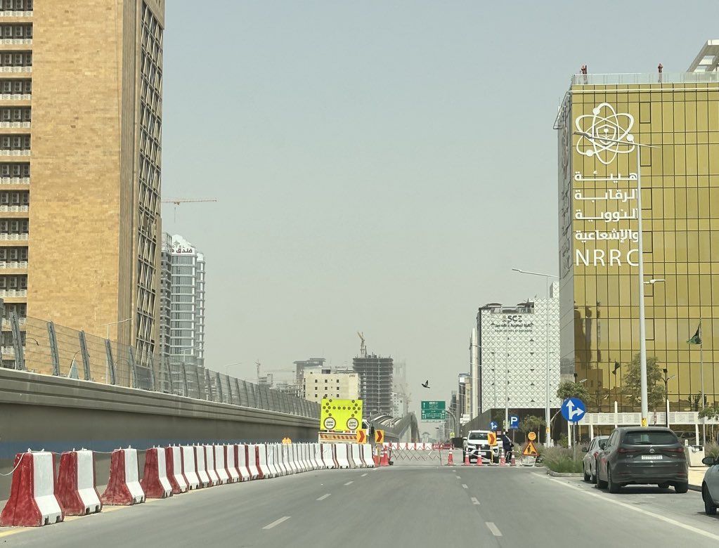 l_7mod's tweet photo. بندخل الشهر السادس من إغلاق جزء من شارع رئيسي وحيوي "شارع العليا حي الصحافة بالعاصة الرياض! نتيجة كسر في أنابيب مياه اثناء اعمال الحفر لمشروع. لا توجد أعمال صيانة واضحة. الاغلاق مسبب ازمة في الحي في ظل إحاطتنا باغلاقات وتحويلات من كل الاتجاهات!
@emara_alriyadh
@SaudiTransport https://t.co/YJErbv8ckN