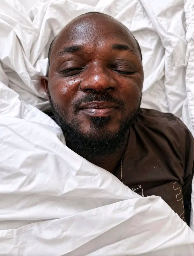 BaqeerID1's tweet photo. Ana neman ‘yan uwan wani bawan Allah da ya rasu bayan ya yi hatsarin mota a hanyar  Jega zuwa Argungu a Jihar Kebbi.

Rahotanni sun bayyana cewa marigayin ya samu munanan raunuka sakamakon hatsarin, inda aka garzaya da shi zuwa  Asibitin Tarayya na FMC da ke Birnin Kebbi domin ceto rayuwarsa, sai dai cikin ikon Allah ya rasu bayan an kai shi asibitin.

Kafin rasuwarsa, an ce marigayin ya bayyana cewa shi ɗan Argungu  ne, amma babu wata takarda, lambar waya ko wata alama a jikinsa da za ta taimaka wajen gano sunansa ko danginsa.

A halin yanzu, gawarsa na nan a  FMC Birnin Kebbi, yayin da ake roƙon al’umma da su taimaka wajen yaɗa wannan saƙo domin isa ga duk wanda zai iya gane shi ko samun bayanin danginsa.

Duk wanda Allah Ya sa ya san wannan mutum ko iyalansa, zai iya tuntubar waɗannan lambobi domin bayar da bayani:

📞 07061307795
📞 08068699091

Allah Ya gafarta masa, Ya sa a gano iyalansa cikin sauƙi. Ameen.
Dan Allah ayi sharing 🙏