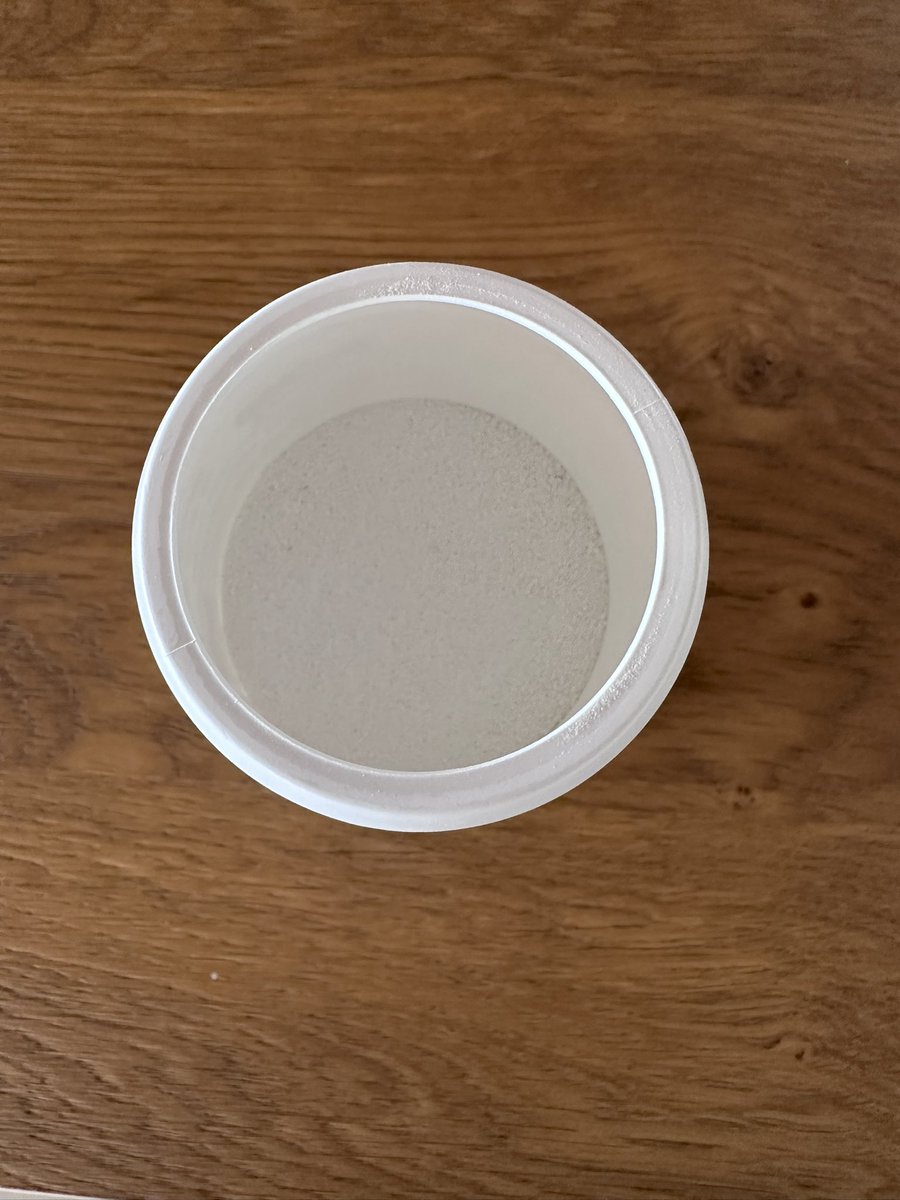 bortic85's tweet photo. Integratore appena comprato. Ma a che cazzo serve fare un contenitore di plastica dimensionato quasi il doppio del necessario? https://t.co/MAgpa8Kjuh