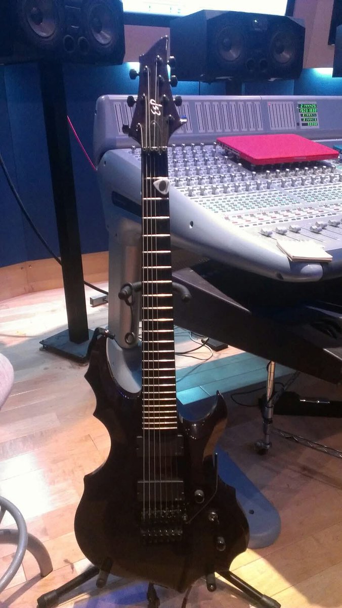 TaNa1218g's tweet photo. 昔は散々弾いてたオーダー7弦をついに手放した。
めったに弾かないなら弾いてくれる人の元へ行った方が良いだろう、と。
最近ではARTiCLEARの樹くんがLIVEで使ってくれてましたワ。

2013〜2014頃はKayaちゃんソロツアーでメインとして使ってました。
新しい主の元でたくさん弾いてもらいなさいな！ https://t.co/3P5JZWg8h0