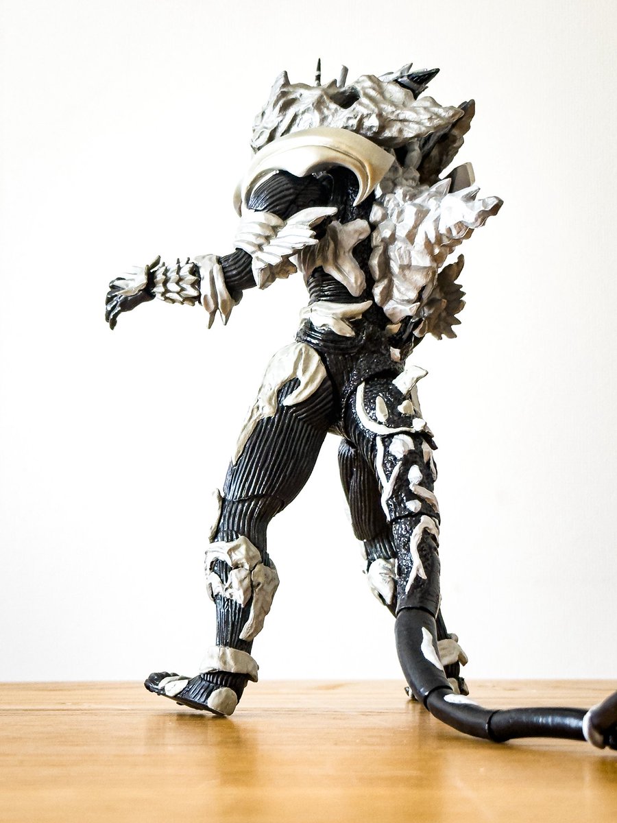 mobebeseijin's tweet photo. 届いたモンアツゴジラ2004 Heat Ray ver.の尻尾のジョイントがハマらず…😢バンダイさんに問い合わせをするとして、一緒のアップ予定だった最近話題のモンスターXをメインに！
出来もいいですが、結構バランス取りやすいのがとてもいいですね！
#ゴジラ　#モンアツ　#SHMA  #godzilla https://t.co/1daD4duEZD